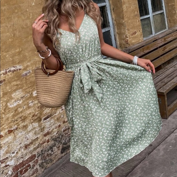 Boho green dot pleated belted cami dress - Picture 4 of 7